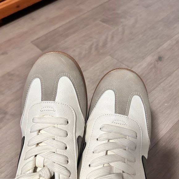 Dolce Vita Sneakers - Picture 4 of 4